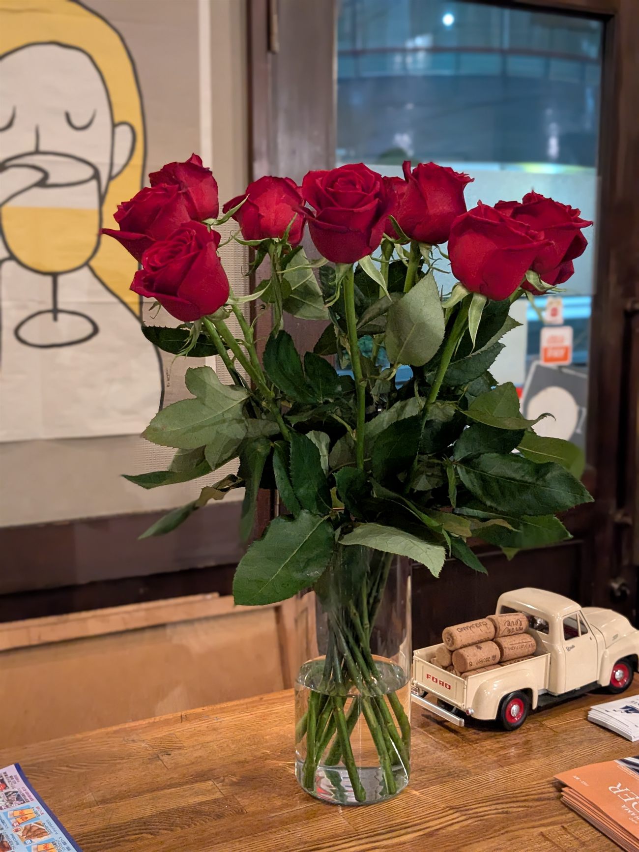 店内のカウンターに飾られた薔薇と一枚の絵